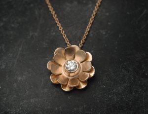 diamond-flower-necklace-18K-rose-gold