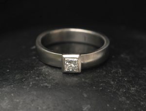 diamond-4mm-princess-cut-in-4mm-wide-platinum-band-reverse