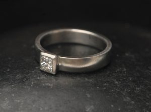 diamond-4mm-princess-cut-in-4mm-wide-platinum-band-side-angle