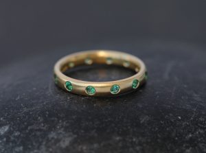 emerald-eternity-band-in-18K-yellow-gold