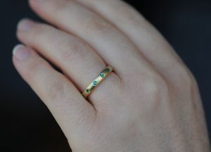 emerald-eternity-band-in-18K-yellow-gold
