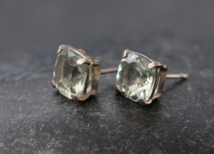 green-amethyst-8mm-cushion-in-18K-white-gold