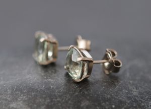 green-amethyst-8mm-cushion-in-18K-white-gold
