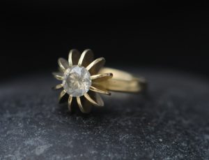 grey sapphire Sea Urchin ring in 18K yellow gold