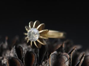 grey sapphire Sea Urchin ring in 18K yellow gold