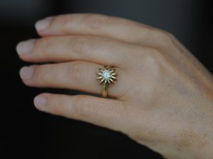 grey sapphire Sea Urchin ring in 18K yellow gold