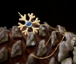 Lovely blue sapphire snowflake pendant necklace, set in 18ct yellow gold - on a fine chain 18ct gold necklace. By William White