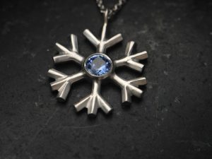 blue-sapphire-snowflake-necklace-in-platinum