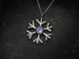 blue-sapphire-snowflake-necklace-in-platinum