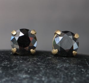black diamond claw earrings in 18K yellow gold 4