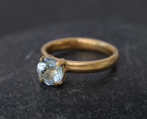 aquamarine claw ring in 18K yellow gold