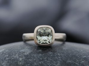 green-amethyst-cushion-in-18K-gold