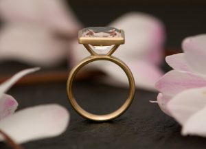 Morganite 12mm princess cut in 18K yellow gold