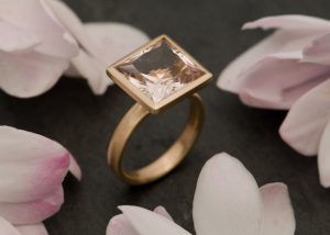 Morganite 12mm princess cut in 18K yellow gold