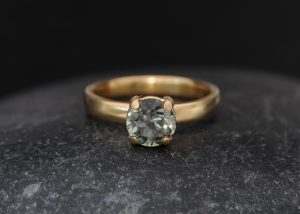 green sapphire7mm claw in 18K yellow gold