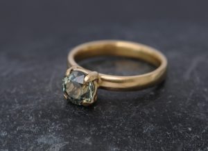 green sapphire7mm claw in 18K yellow gold