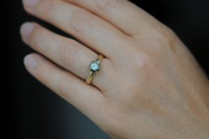 green sapphire 7mm claw in 18K yellow gold