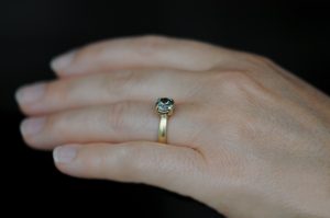 green sapphire 7mm claw in 18K yellow gold