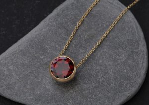 garnet-8mm-cup-pendant-in-18K-yellow-gold