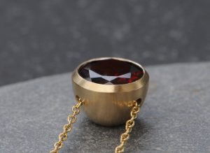 garnet-8mm-cup-pendant-in-18K-yellow-gold