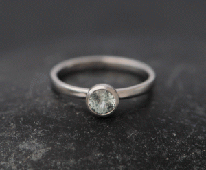 green-montana-sapphire-5mm-ring-in-platinum