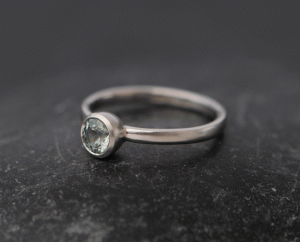 green-montana-sapphire-5mm-ring-in-platinum