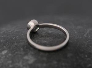 green-montana-sapphire-5mm-ring-in-platinum