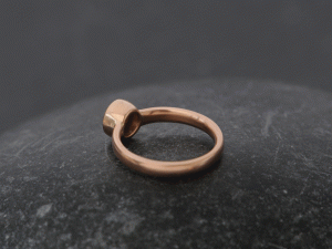montana-sapphire-5mm-in-18K-rose-gold