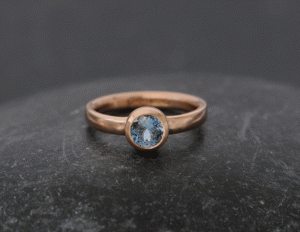 montana-sapphire-5mm-in-18K-rose-gold