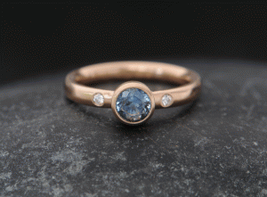 montana-sapphire-5mm-with-2-diamonds-in-18K-rose-gold