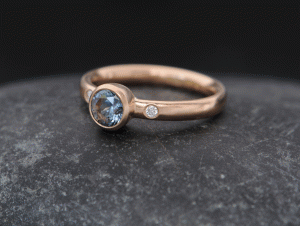 montana-sapphire-5mm-with-2-diamonds-in-18K-rose-gold