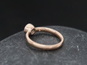 montana-sapphire-5mm-with-2-diamonds-in-18K-rose-gold