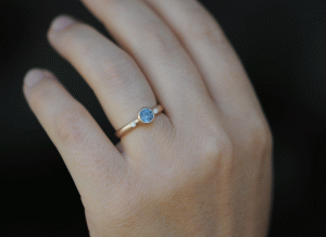 montana-sapphire-5mm-with-2-diamonds-in-18K-rose-gold