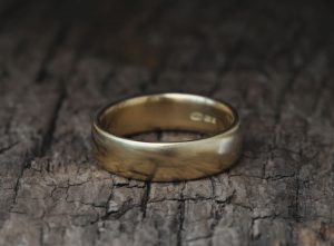 Mans-18K-y-Gold-band-7mm-wide