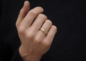 9k gold mans 4mm wedding band