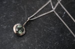 green sapphire 6mm necklace in 18K w gold