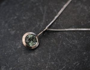 green sapphire 6mm necklace in 18K w gold