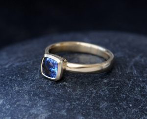 blue sapphire 6mm cushion cut ring 18K yellow gold