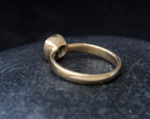 blue sapphire 6mm cushion cut ring 18K yellow gold