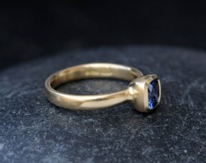 blue sapphire 6mm cushion cut ring 18K yellow gold