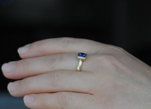 blue sapphire 6mm cushion cut ring 18K yellow gold