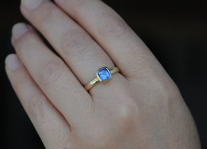 blue sapphire 6mm cushion cut ring 18K yellow gold