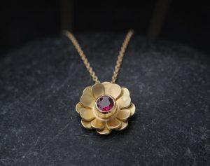 Ruby daisy necklace in 18K yellow gold.