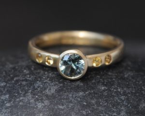 montana and yellow sapphire ring in 18K yellow gold