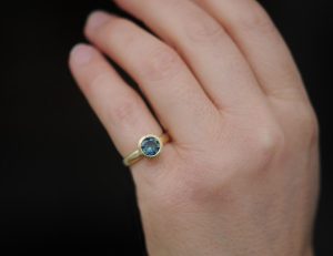 teal 7mm sapphire halo ring 18K yellow gold
