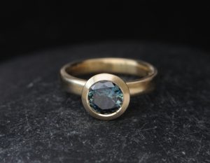 teal 7mm sapphire halo ring 18K yellow gold