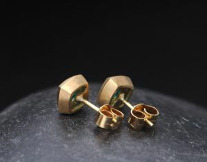 emerald square stud earrings 18K yellow gold
