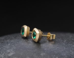 emerald square stud earrings 18K yellow gold