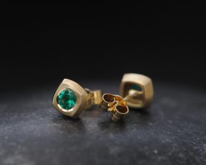 emerald square stud earrings 18K yellow gold