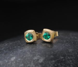 emerald square stud earrings 18K yellow gold